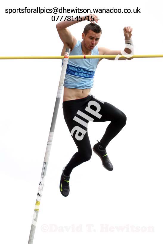 Mens under-20s pole vault, North Eastern Track and Field Champs, Gateshead Stadium. Photo: David T. Hewitson/Sports for All Pics